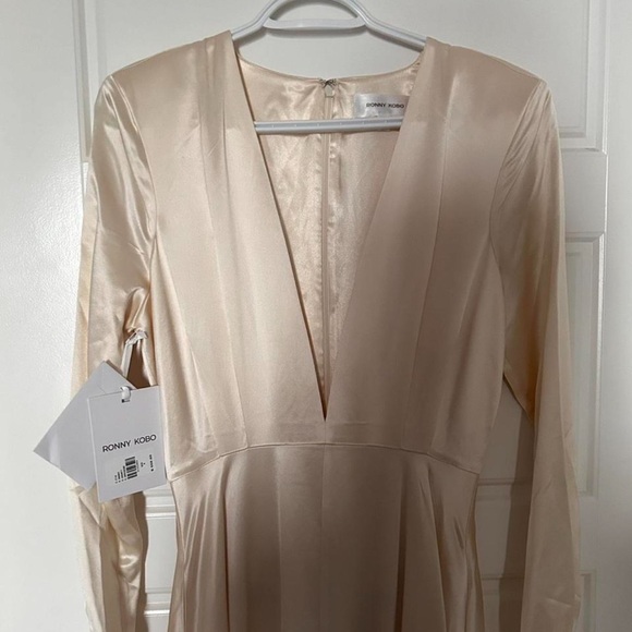 BEAUTIFUL LONG SLEEVED WEDDING DRESS - Picture 3 of 4